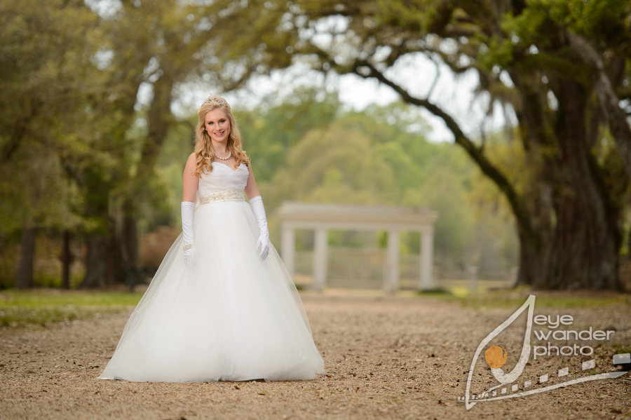 outdoor senior photos at plantation