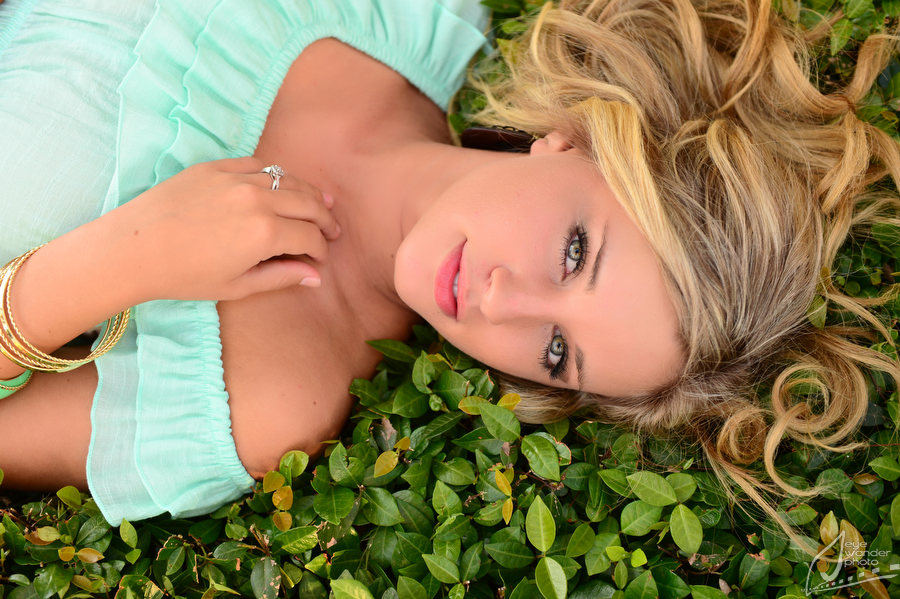 glamour-outdoors-blonde-senior