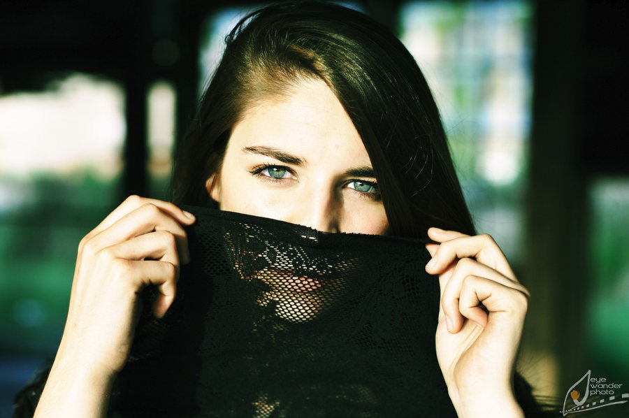 mysterious-scarf-veil-eyes-senior