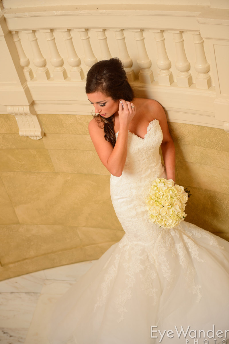 Bridal photos, Old Governor's Mansion, Baton Rouge, classic wedding, wedding flowers