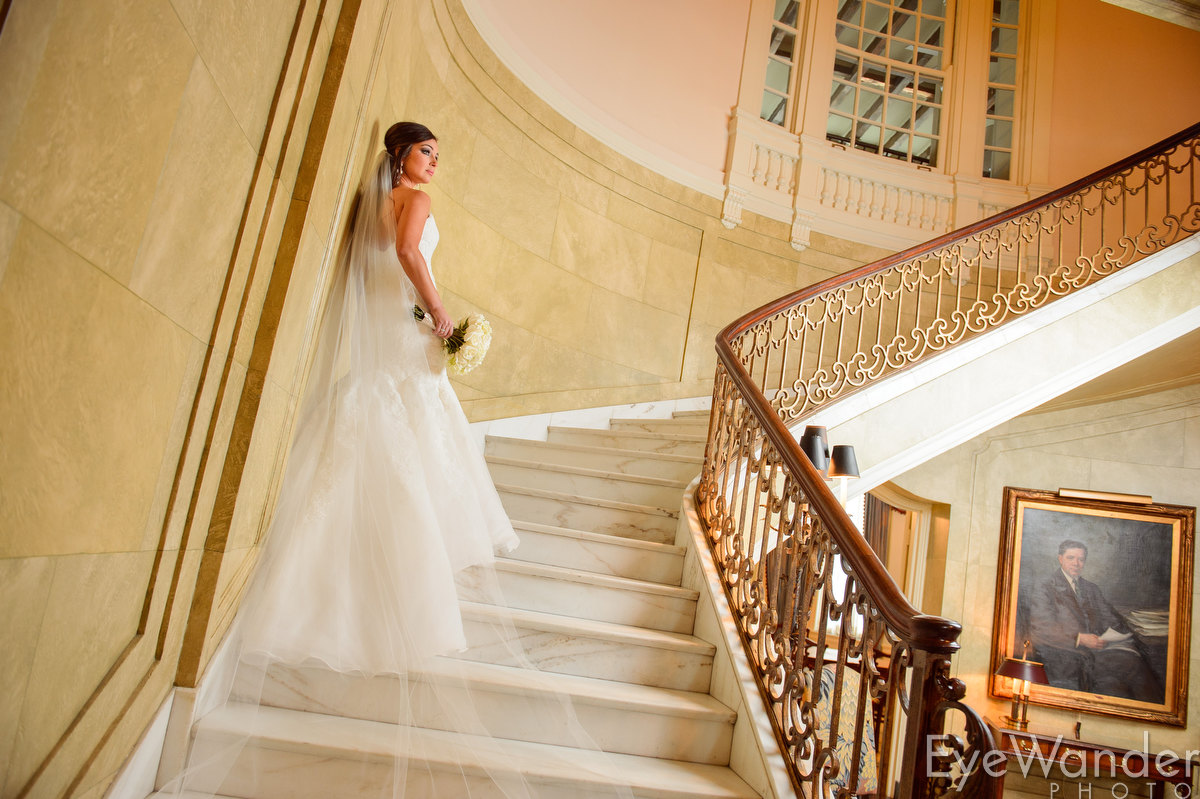 Bridal photos, Old Governor's Mansion, Baton Rouge, classic wedding, wedding flowers