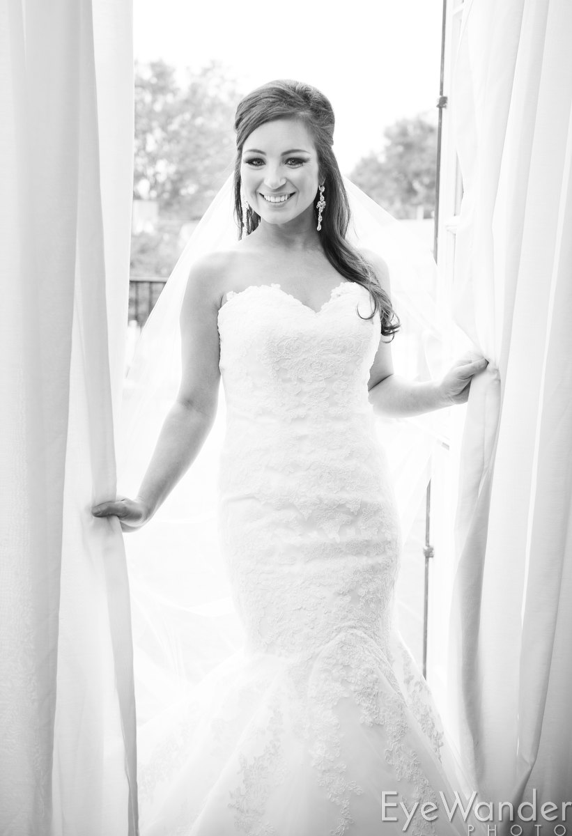Bridal photos, Old Governor's Mansion, Baton Rouge, classic wedding, black & white wedding photography, bride portrait