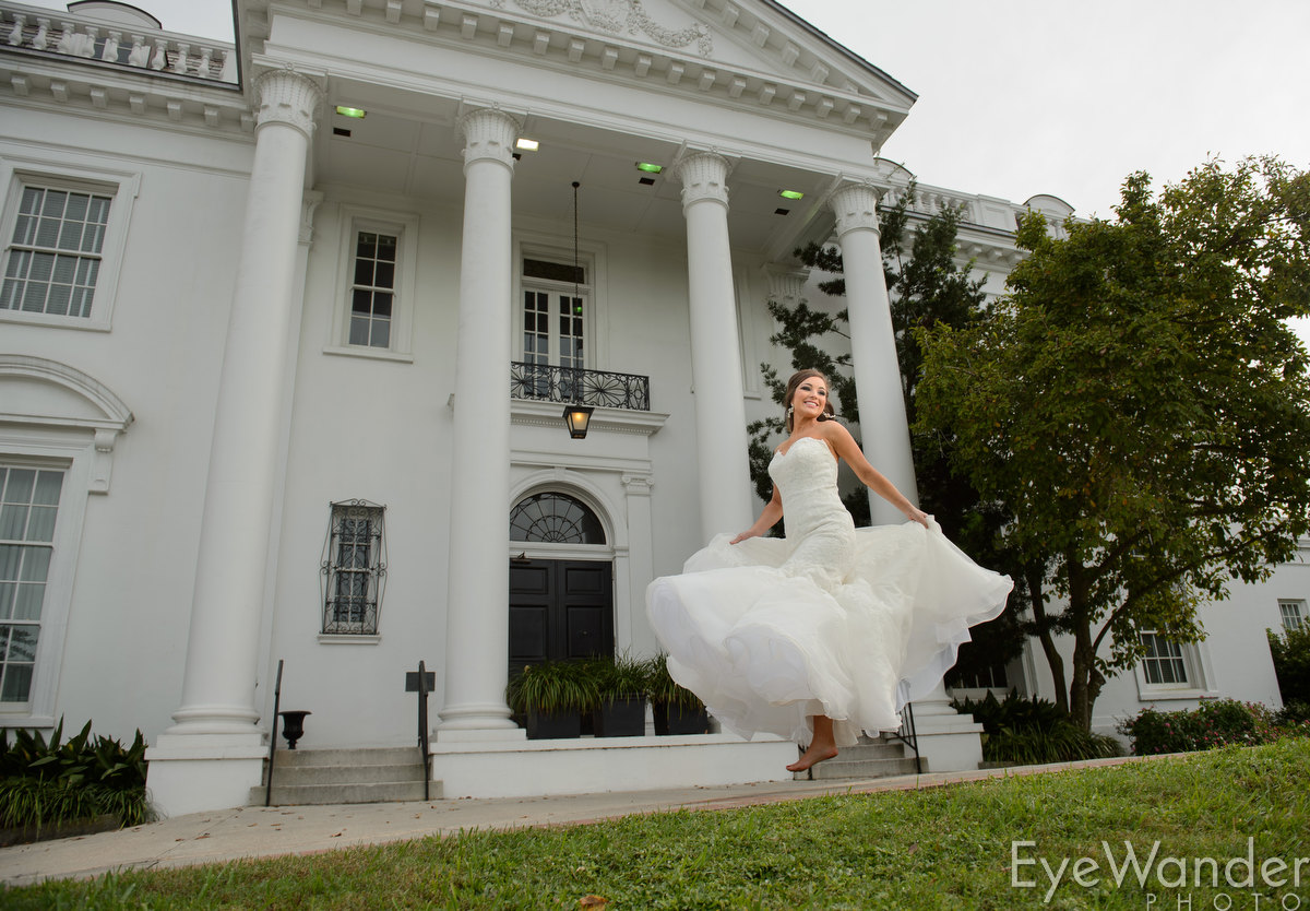 Bridal photos, Old Governor's Mansion, Baton Rouge, classic wedding, frozen movement, daylight wedding photography